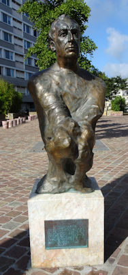 Buste de Roland Barthes  Cherbourg - photo Jacques Bolo