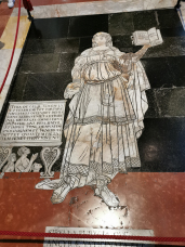 Marqueterie de marbre au sol de la cathédrale